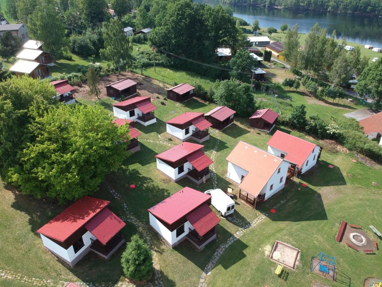 Chaty A Apartmany Hracholusky Kemp Kosatka Pnovany Exterior photo
